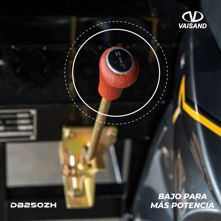 Detalle de la palanca de transmisión del motocarro Vaisand DB250ZH, que actúa como sistema e 'bajo' para obtener mayor potencia en subidas y cargas pesadas