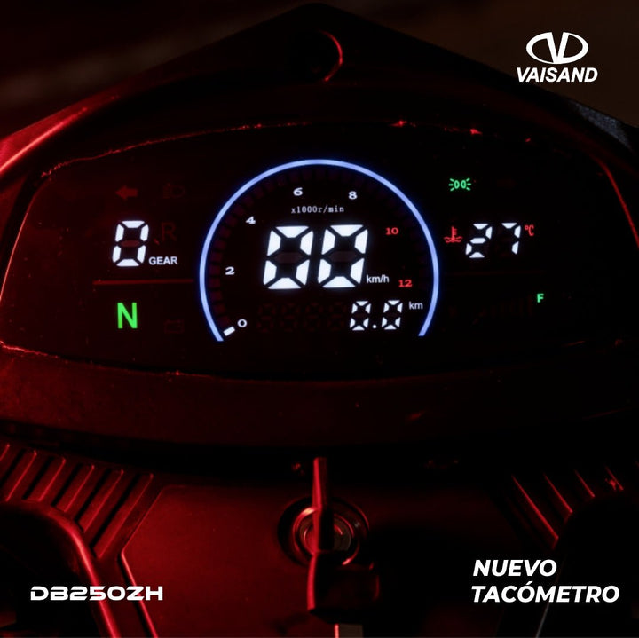 Primer plano del nuevo tablero digital del motocarro Vaisand DB250ZH 2026, indicando la velocidad y el estado del vehículo para una conducción segura